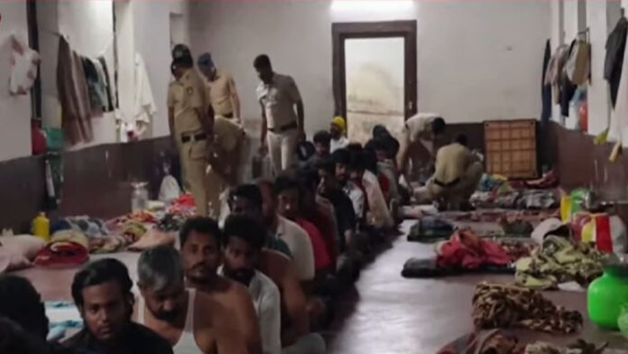 kalaburagi-police-raid-mobile-patte